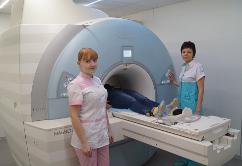 Ознаменован открытием МРТ-центра с мощным высокопольным томографом Сименс Магнетом Аванто 1,5 Тесла.